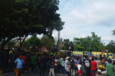 Ratusan Supir Truk Demo DPRD-Riau